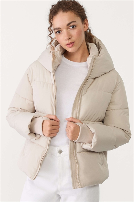 Пуховик с капюшоном цвета «камень» артикул 149043838