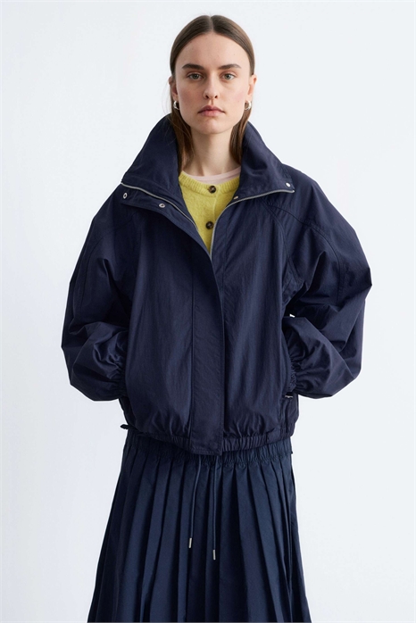Нейлоновая короткая бомбер-куртка с заутюженной складкой на талии, темно-синего цвета артикул 155173543