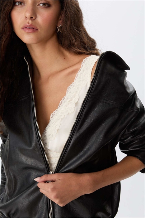 Оверсайз-куртка из искусственной кожи черного цвета артикул 151024006