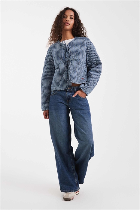 Джинсовая куртка с полосками и стеганым вырезом артикул 150050202