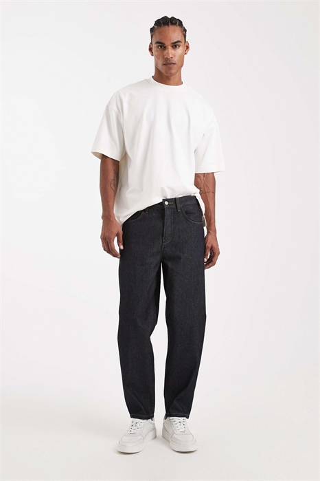 Коллекция Circular Design: джинсы свободного кроя с зауженными штанинами из плотной ткани артикул 149589477