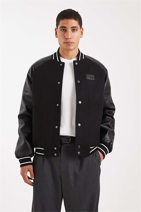 Куртка с логотипом в виде флага и кожаными рукавами черного цвета артикул 151338351