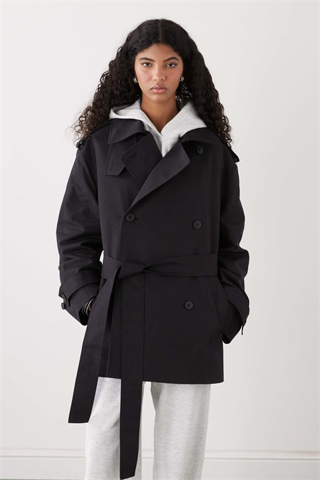 Увеличенный короткий тренч с воротником-воронкой артикул 154840038