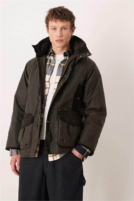 Современная куртка из вощеной ткани Beaufort в цвете «архивная оливковая» артикул 153116619