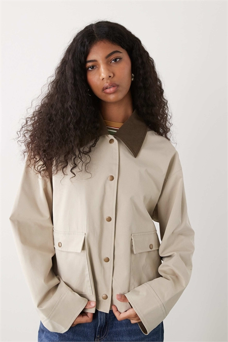 Куртка-барн с контрастным воротником из легкой ткани артикул 154133319