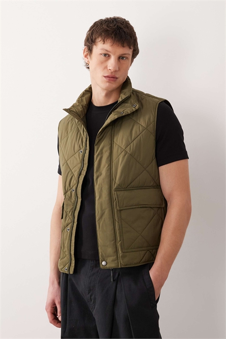 Жилет с подкладкой и карманами спереди артикул 155226513