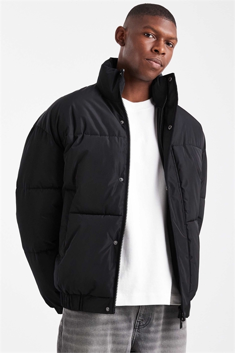 Пуховик свободного кроя с отворотами на манжетах артикул 151105083