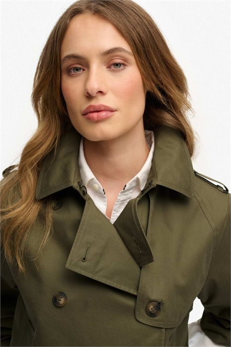 Короткий тренч пыльно-оливкового цвета артикул 156069725