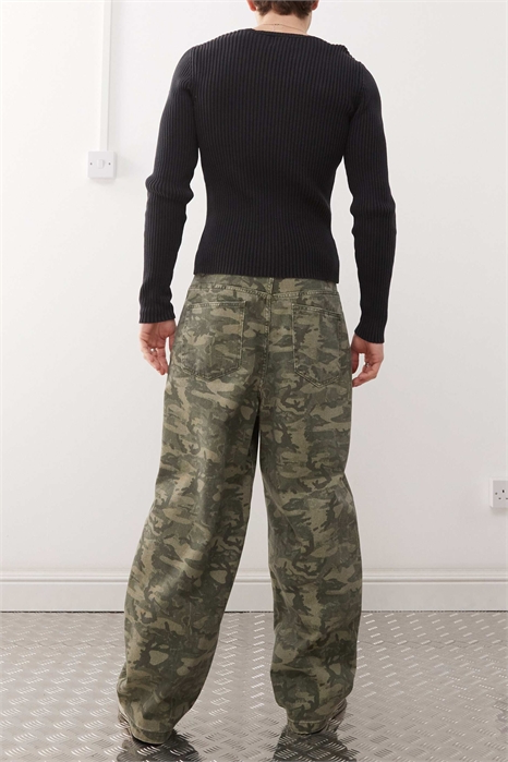 Джинсы с широкими штанинами и камуфляжным принтом артикул 142352368