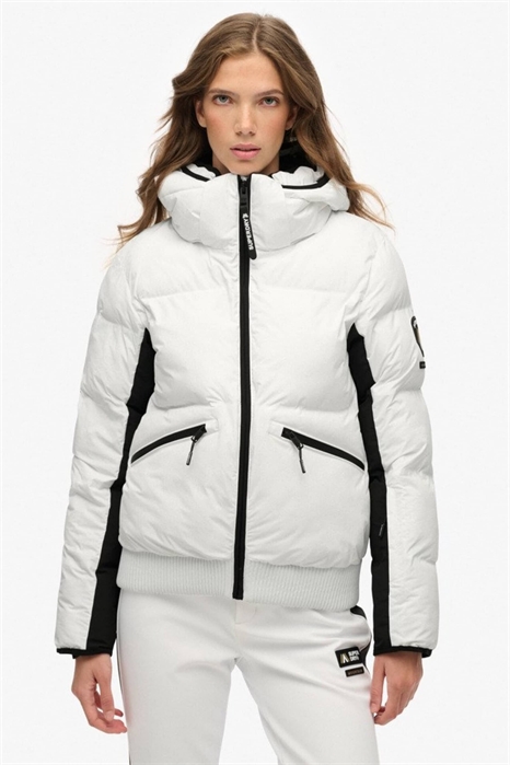 Лыжная куртка-бомбер с капюшоном в оптическом стиле артикул 155551173