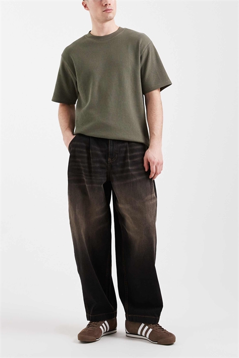 Джинсы оверсайз с зауженным кроем и коричневым оттенком в вымытом черном цвете артикул 149589479