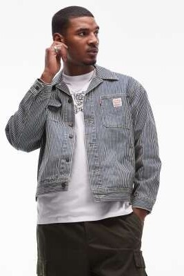 Капсульная коллекция рабочей одежды: джинсовая куртка-тракер с полосками в стиле «рельсовый» артикул 137801931