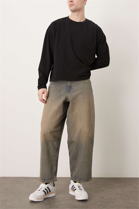 Джинсы свободного кроя с зауженными штанинами артикул 150266049