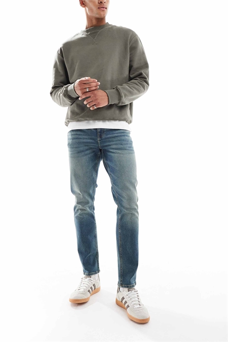 Узкие джинсы средней промывки синего цвета с оттенком артикул 149656956