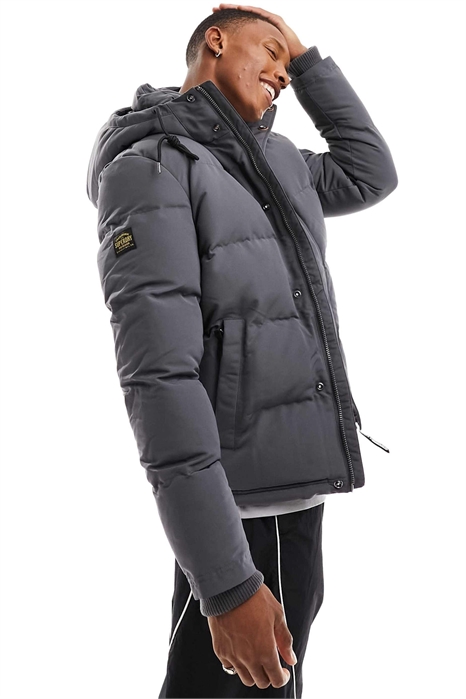 Короткая куртка-пуховик Everest с капюшоном, цвет «Charcoal» артикул 133361639