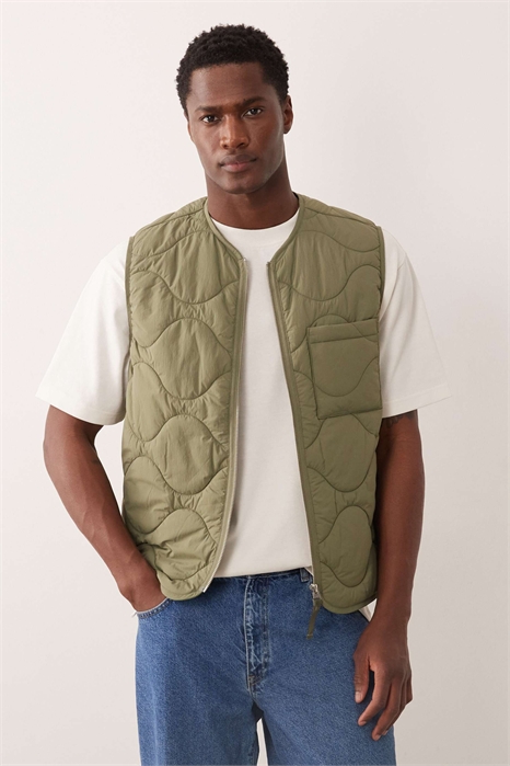 Стеганый жилет с застежкой-молнией спереди артикул 153838628