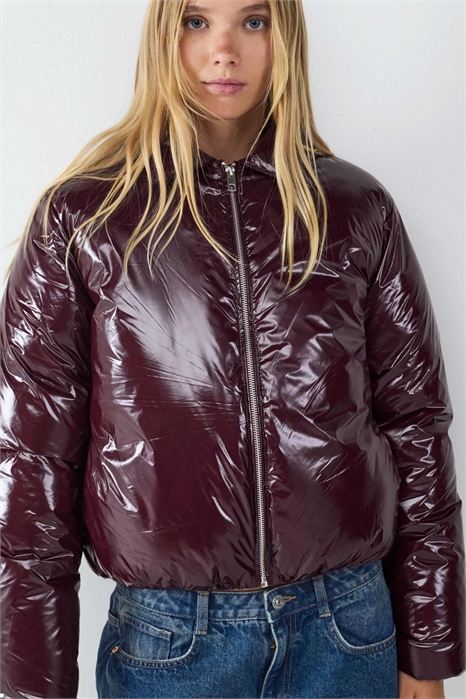 Пуховик в сливовом цвете артикул 155429618