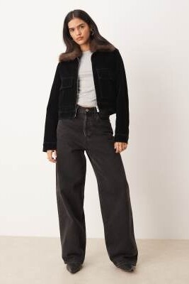 джинсовая куртка с воротником из искусственного меха артикул 153643630