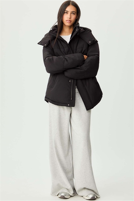 Увеличенная пуховая куртка с капюшоном черного цвета артикул 152701764