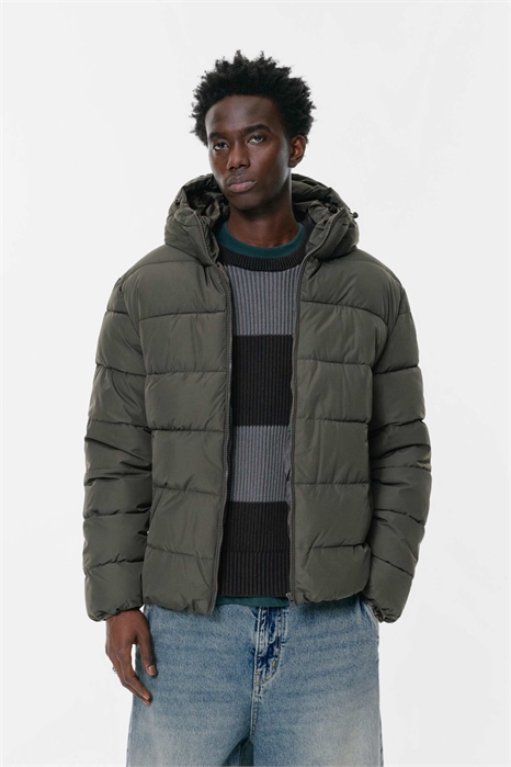 Легкая пуховая куртка с капюшоном артикул 154052535