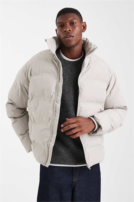 Толстая пуховая куртка светло-серого цвета артикул 148489086