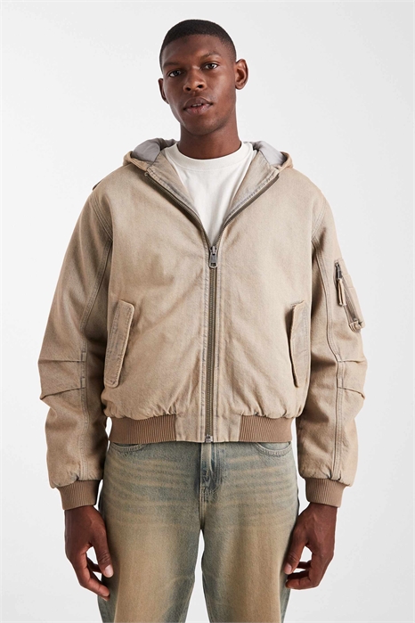 Джинсовая куртка-бомбер с капюшоном артикул 150596491