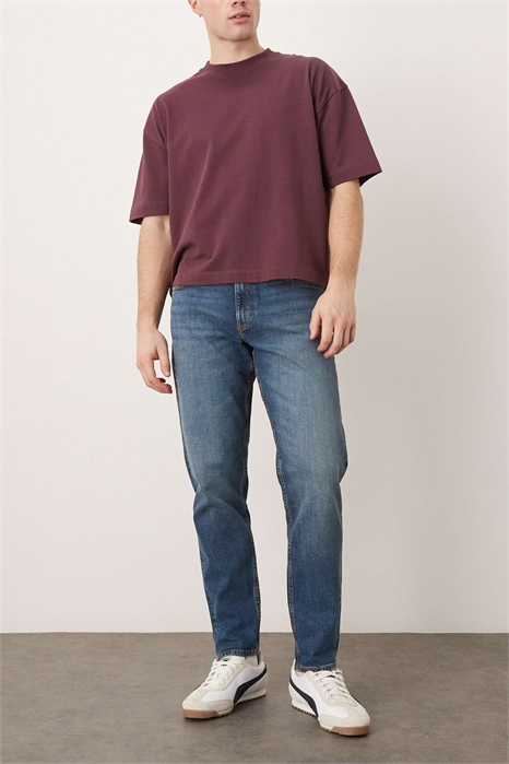 Джинсы с зауженными брючинами темно-синего цвета артикул 150785314