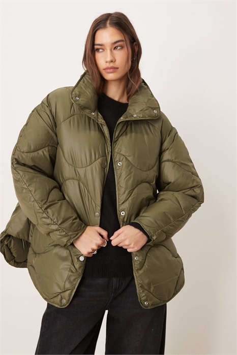 Свободная стеганая куртка с высоким воротником артикул 148407885