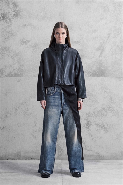 Унисекс джинсы свободного кроя с широкими брючинами и двойной поясом, выцветшего синего цвета артикул 151780134