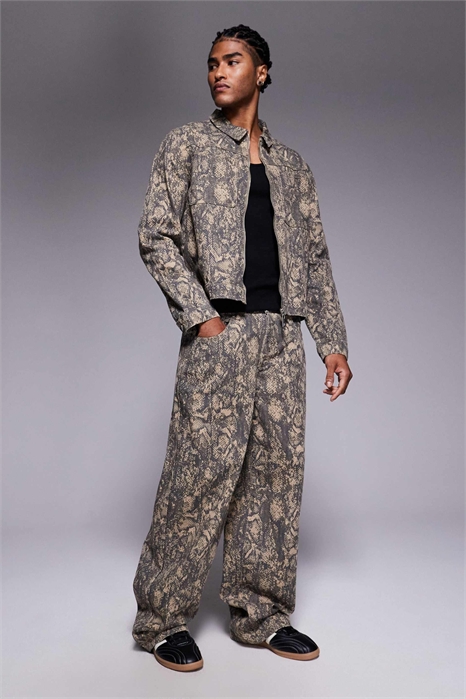 Свободные джинсы-багги с оливковым принтом под змеиную кожу артикул 151096694