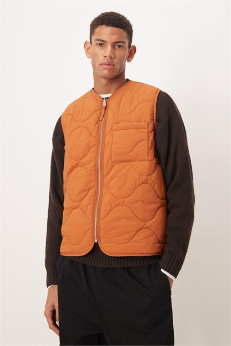 Стеганый жилет с застежкой-молнией спереди оранжевого цвета артикул 151335891