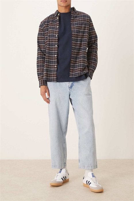 Джинсы свободного кроя с зауженными штанинами и складками артикул 148923842