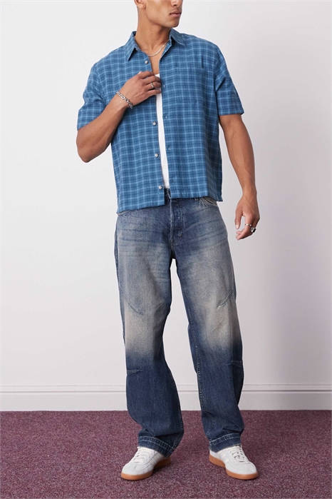 Джинсы с низкой талией, свободным кроем и расклешенными брючинами, с вытачками для придания формы артикул 148448502