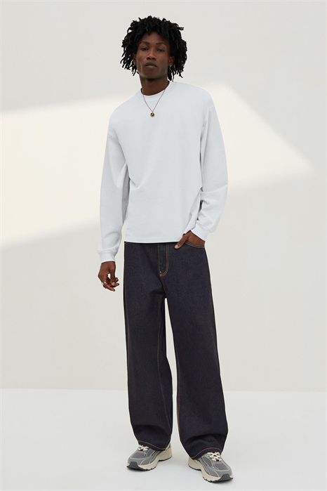 Джинсы с расклешенными брючинами и вышивкой артикул 155723705