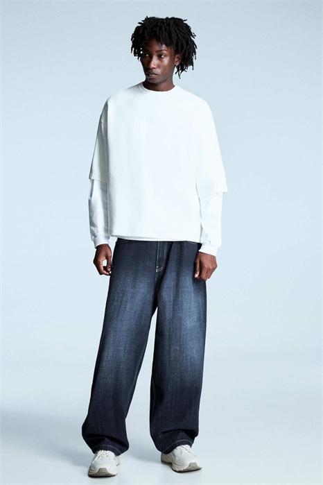 Джинсы с очень широким кроем, с нашивками и заклепками артикул 154896015