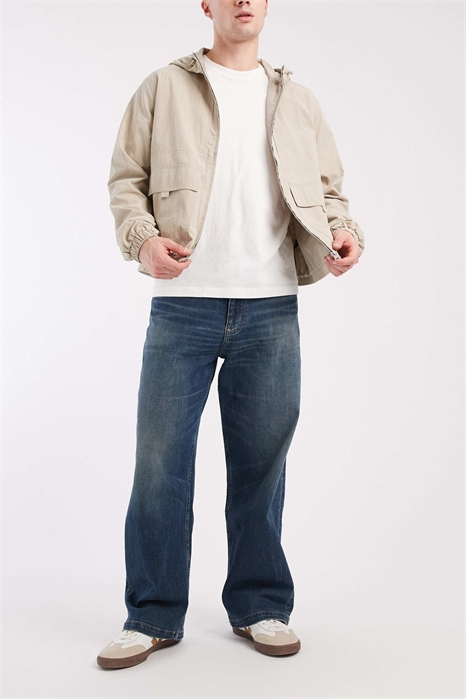 В широких джинсах артикул 151338425