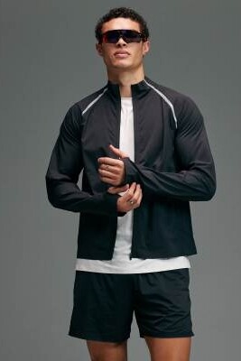 Высококачественная тканая водоотталкивающая куртка для бега с карманами на молнии и светоотражающими элементами артикул 152123103