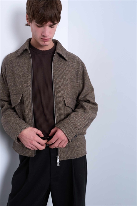 Короткий пиджак с узором «елочка» артикул 147765566