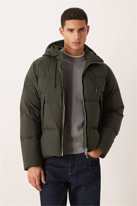 Пуховая куртка с капюшоном цвета хаки артикул 152632976