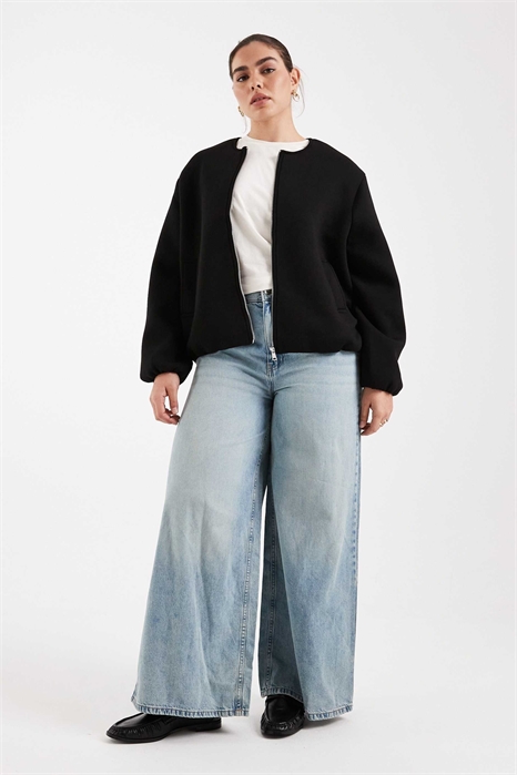 Бомбер черного цвета артикул 152860095