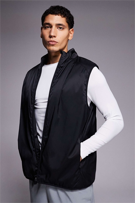 Утепленный беговой жилет с карманами на молнии и светоотражающими элементами артикул 151097039