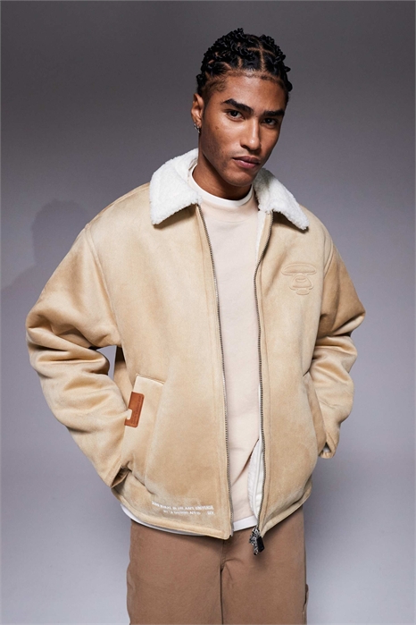 Куртка Aape by A Bathing Ape из искусственной замши бежевого цвета с подкладкой из искусственного меха артикул 150152378