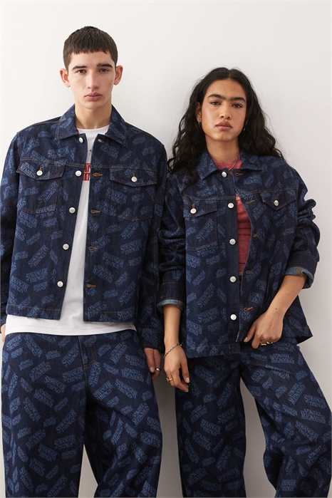 Унисекс-джинсовая куртка «Очень странные дела» с логотипом, нанесенным лазерной печатью артикул 150001344