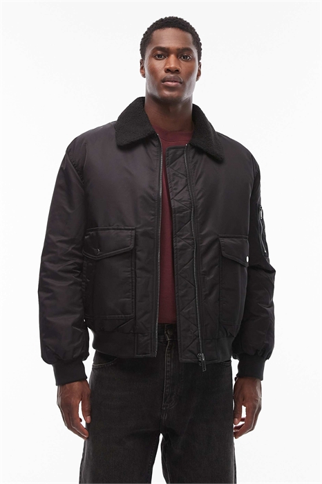 Увеличенная куртка-бомбер с воротником из борж артикул 147441519