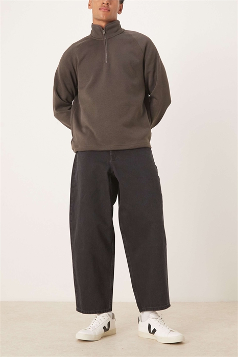 Джинсы свободного кроя с зауженными штанинами артикул 150323740