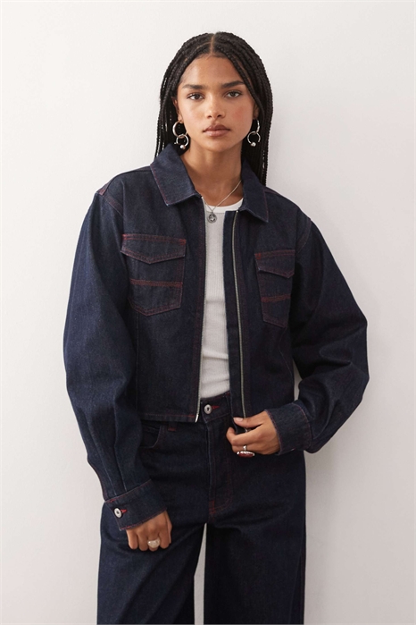 Джинсовая приталенная куртка с затягивающимся поясом в стиле 90-х артикул 147767195