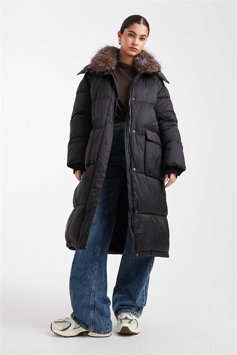 Длинное пальто с подкладкой и капюшоном на искусственном меху артикул 151541033