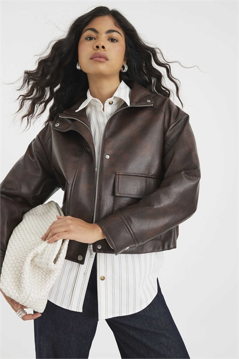 Бомбер из искусственной кожи с воротником-воронкой артикул 152716081