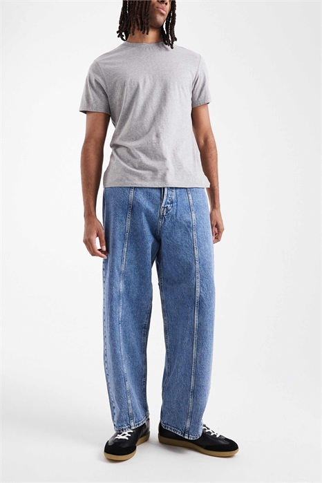 Джинсы свободного кроя с декоративными швами артикул 143825189