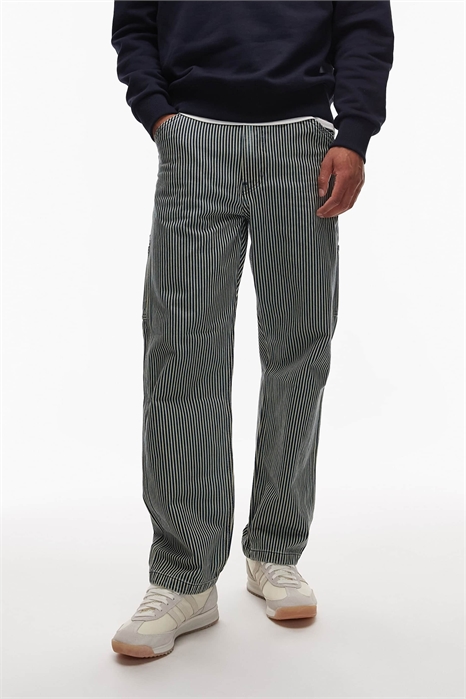 Капсульная коллекция рабочей одежды 568: джинсы-карпентер свободного кроя с прямыми брючинами и полосками в стиле «рельсовая полоска» артикул 137848436